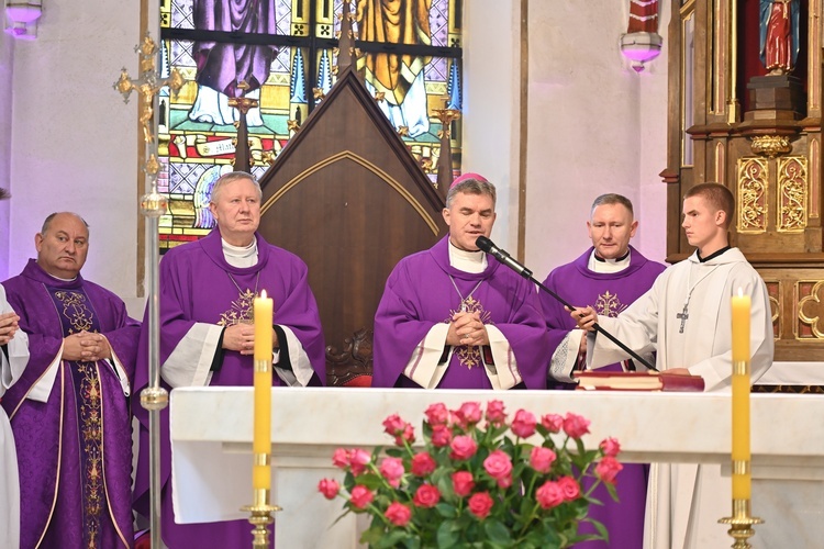 Ksiądz Waldemar Naczk spoczął w rodzinnym Kielnie