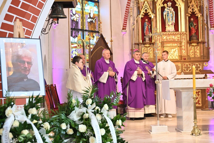 Ksiądz Waldemar Naczk spoczął w rodzinnym Kielnie