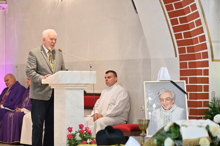 Ksiądz Waldemar Naczk spoczął w rodzinnym Kielnie