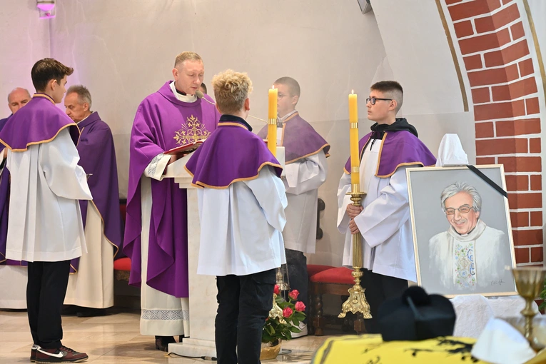 Ksiądz Waldemar Naczk spoczął w rodzinnym Kielnie