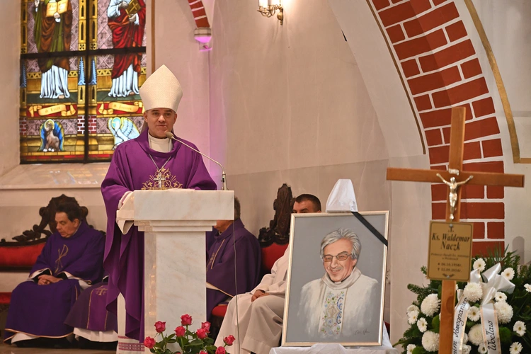 Ksiądz Waldemar Naczk spoczął w rodzinnym Kielnie