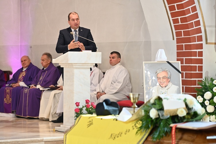 Ksiądz Waldemar Naczk spoczął w rodzinnym Kielnie