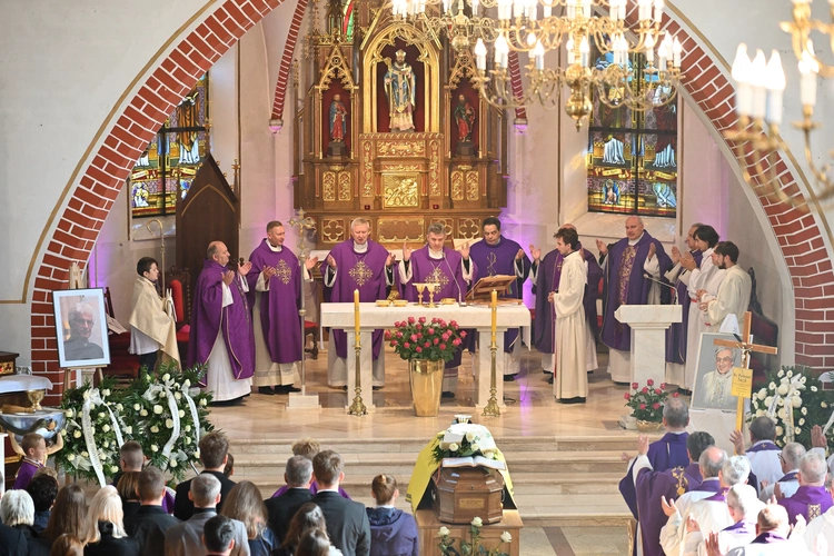 Ksiądz Waldemar Naczk spoczął w rodzinnym Kielnie