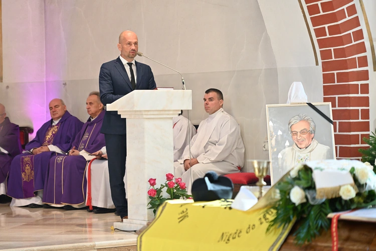 Ksiądz Waldemar Naczk spoczął w rodzinnym Kielnie