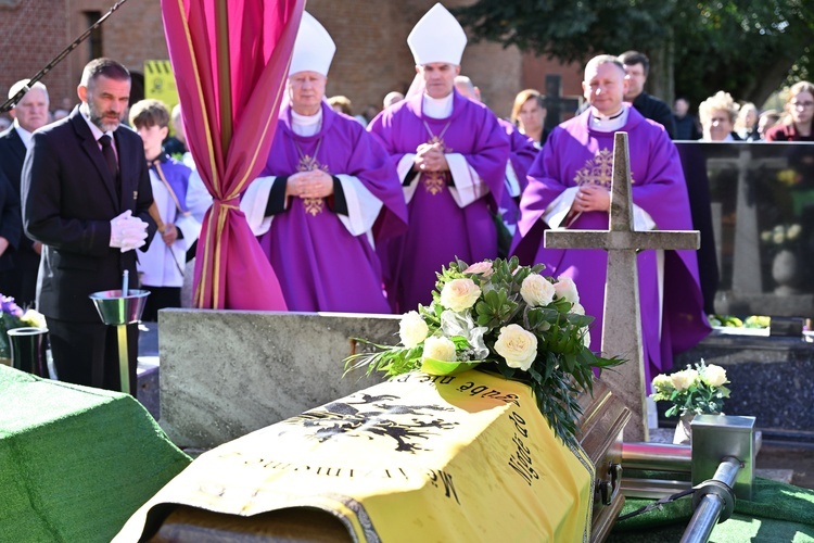 Ksiądz Waldemar Naczk spoczął w rodzinnym Kielnie