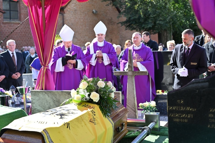 Ksiądz Waldemar Naczk spoczął w rodzinnym Kielnie