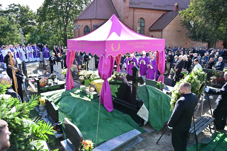 Ksiądz Waldemar Naczk spoczął w rodzinnym Kielnie