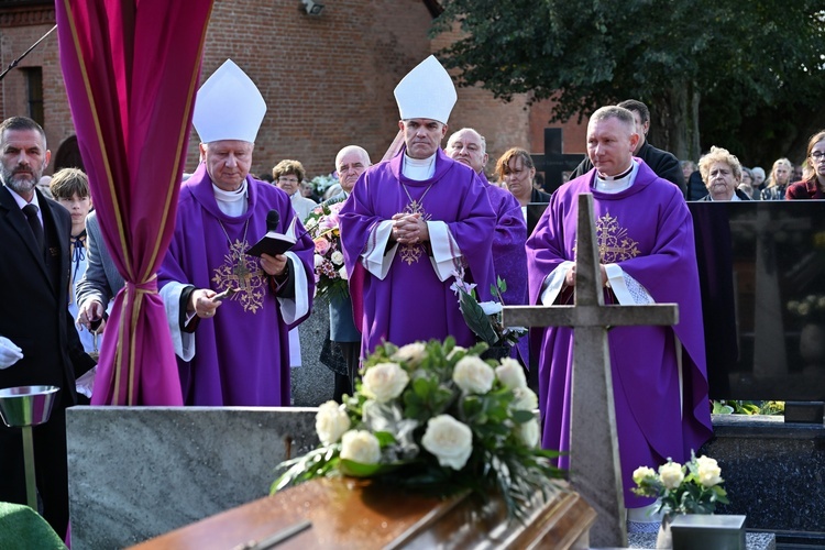 Ksiądz Waldemar Naczk spoczął w rodzinnym Kielnie