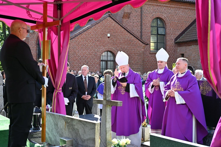 Ksiądz Waldemar Naczk spoczął w rodzinnym Kielnie