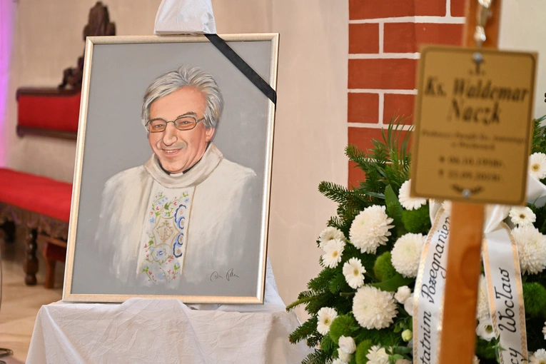 Ksiądz Waldemar Naczk spoczął w rodzinnym Kielnie