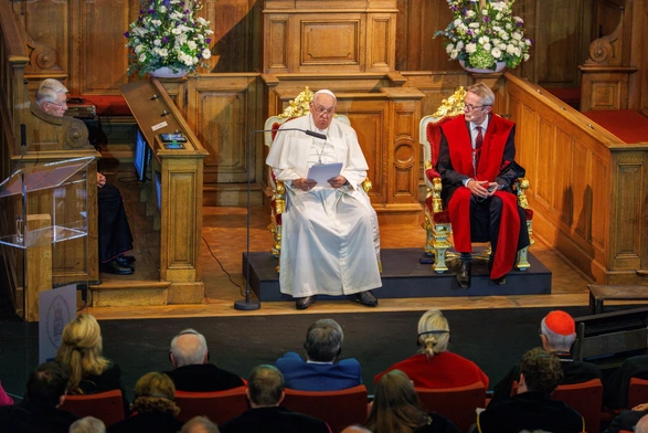 Franciszek u naukowców cytuje Kafkę: "Tylko dlatego nie zajmuje się pan prawdą, iż wymaga ona zbytniego wysiłku"