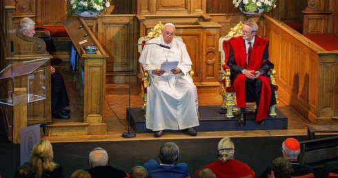 Franciszek u naukowców cytuje Kafkę: "Tylko dlatego nie zajmuje się pan prawdą, iż wymaga ona zbytniego wysiłku"