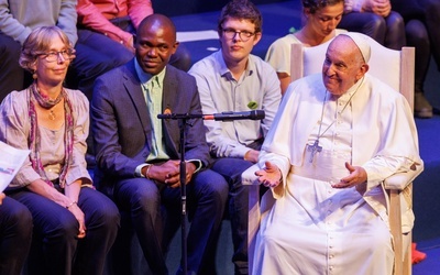 Franciszek do studentów: To, co jest kobiece, nie jest sankcjonowane przez konsensus czy ideologie. Uniwersytet protestuje