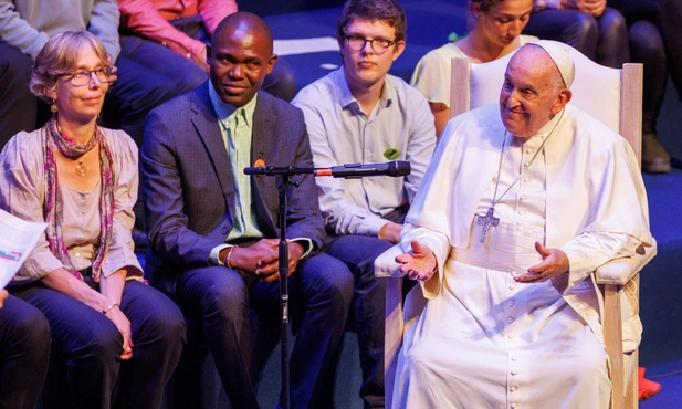 Franciszek do studentów: To, co jest kobiece, nie jest sankcjonowane przez konsensus czy ideologie. Uniwersytet protestuje