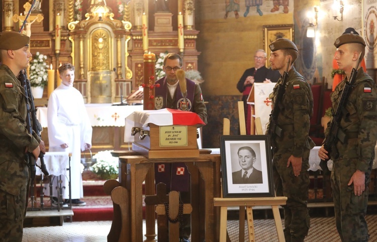 Pogrzeb żołnierza śp. Józefa Lewickiego ps. "Józef" w Szczyrku