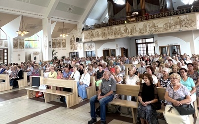 Z różańcami w dłoniach modlili się w kościele NMP Królowej Polski w Pogórzu