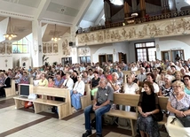 Z różańcami w dłoniach modlili się w kościele NMP Królowej Polski w Pogórzu