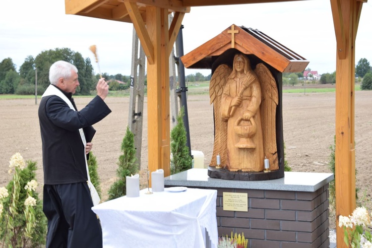 Kolejna rzeźba anioła została poświęcona w Poświętnem