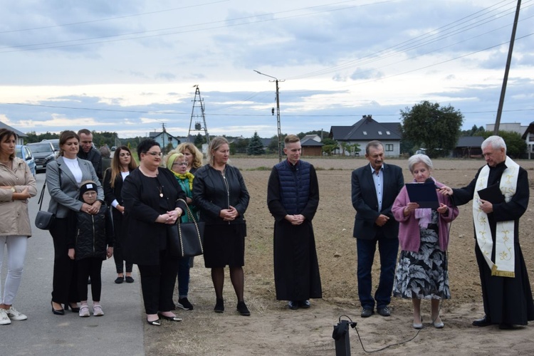 Kolejna rzeźba anioła została poświęcona w Poświętnem