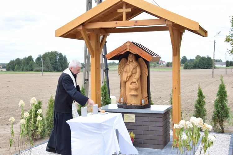 Kolejna rzeźba anioła została poświęcona w Poświętnem