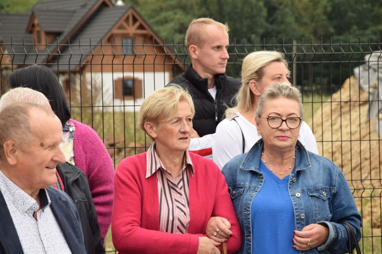 Kolejna rzeźba anioła została poświęcona w Poświętnem