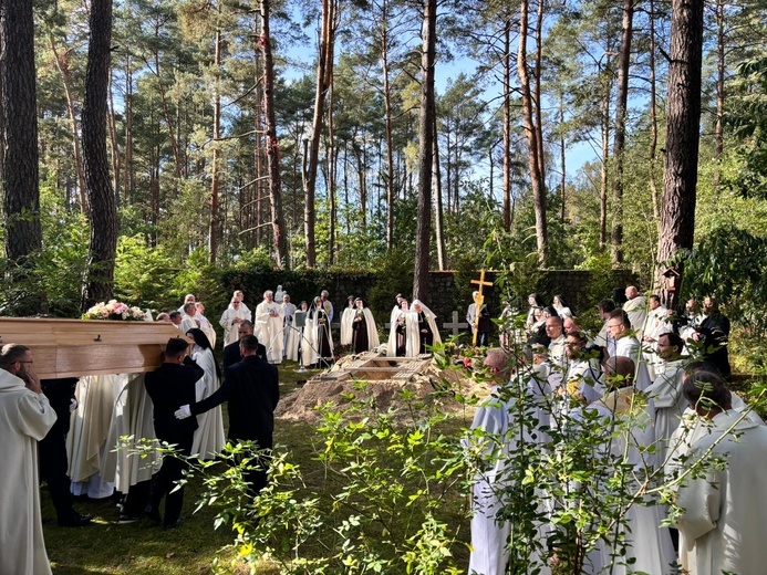 Pogrzeb karmelitanki w Bornem Sulinowie