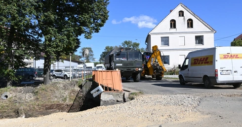Pomagajmy, ale nie korkujmy zalanych miast i wsi
