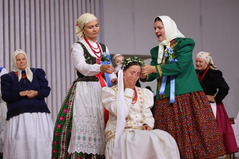 Zespół Magurzanie z Łodygowic odtwarza dawne stroje