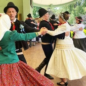 Zespół Magurzanie z Łodygowic odtwarza dawne stroje