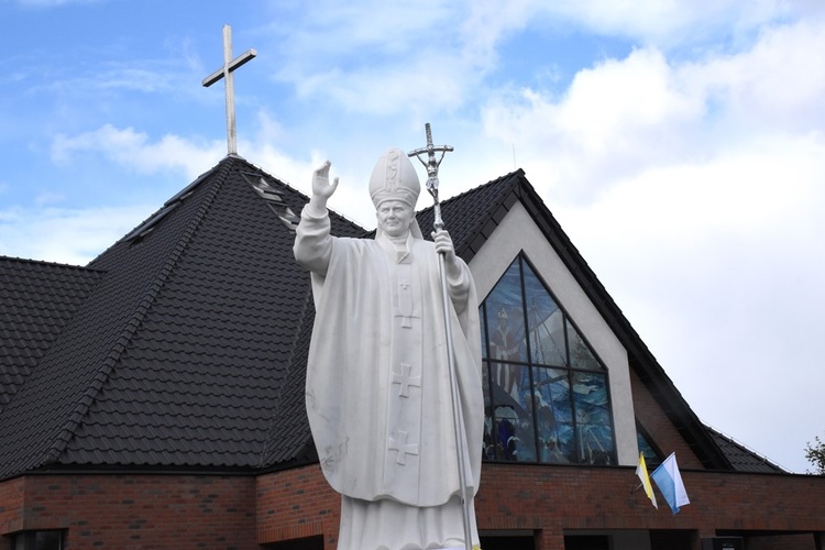 Na Aniołkach stanął pomnik św. Jana Pawła II