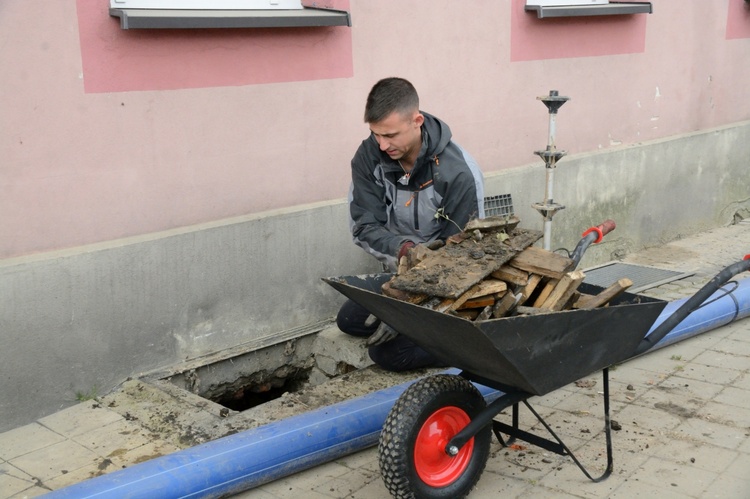 Wolontariusze z Suchowoli pracują w Głuchołazach