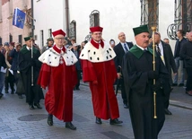 Kraków. Pochód, togi, gronostaje i berła