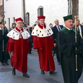 Kraków. Pochód, togi, gronostaje i berła