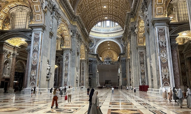 Wnętrze bazyliki watykańskiej