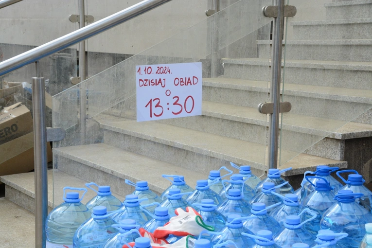 Posiłki dla powodzian i służb w Głuchołazach