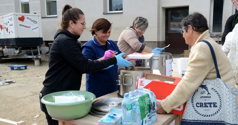 Posiłki dla powodzian i służb w Głuchołazach