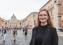 	Julia Osęka studiuje fizykę i teologię w Filadelfii i jest najmłodszą uczestniczką Synodu o synodalności. 