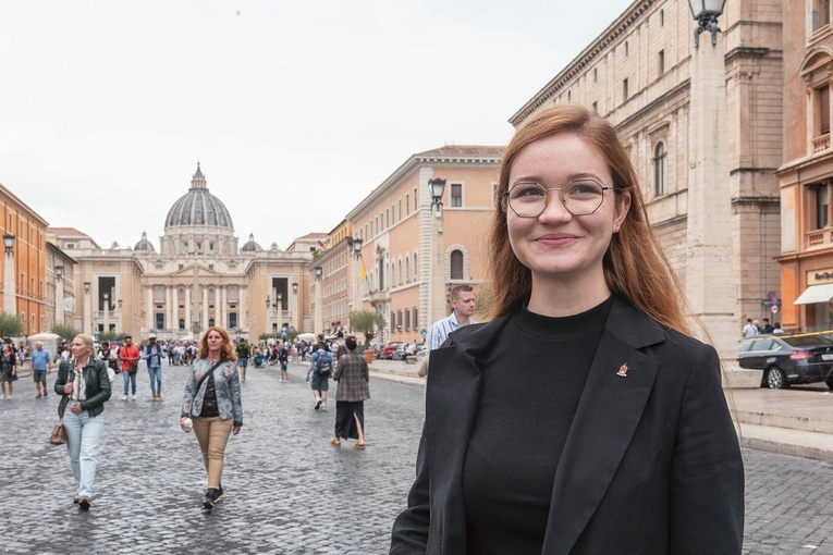 	Julia Osęka studiuje fizykę i teologię w Filadelfii i jest najmłodszą uczestniczką Synodu o synodalności. 