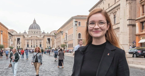 	Julia Osęka studiuje fizykę i teologię w Filadelfii i jest najmłodszą uczestniczką Synodu o synodalności. 