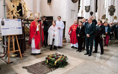 Po liturgii wierni złożyli kwiaty na płycie nagrobnej Karola Fryderyka Conradiego, założyciela placówki.