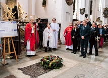 Po liturgii wierni złożyli kwiaty na płycie nagrobnej Karola Fryderyka Conradiego, założyciela placówki.