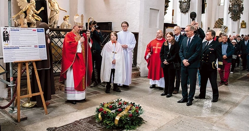 Po liturgii wierni złożyli kwiaty na płycie nagrobnej Karola Fryderyka Conradiego, założyciela placówki.