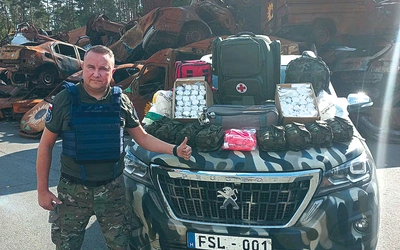 Duszpasterz z kolejnym transportem. 