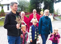 Dorota i Andrzej Dymałowie z pociechami wnieśli relikwiarz  do kościoła.