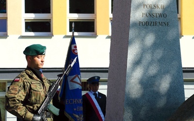 Obchody w Elblągu tradycyjnie odbywają się przy pomniku Polskiego Państwa Podziemnego.