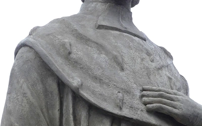 Figura kęckiego świętego na miejskim rynku.