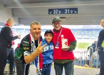 Wolontariusze podczas zbiórki zorganizowanej na Stadionie Śląskim podczas finału mistrzostw Europy na żużlu.