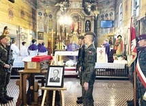 Modlitwa przy trumnie żołnierza w sanktuarium św. Jakuba.