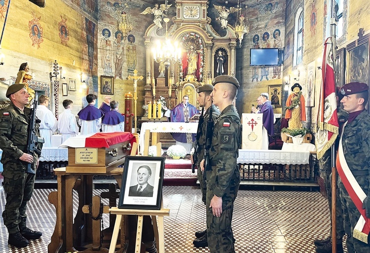 Modlitwa przy trumnie żołnierza w sanktuarium św. Jakuba.