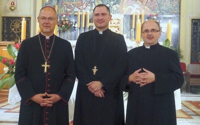 W kościele NMP Wspomożenia Wiernych w Sośnicy. Z misjonarzem bp Sławomir Oder i ks. proboszcz Piotr Grzegorzewicz.